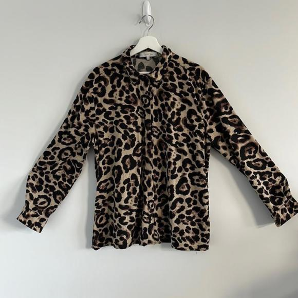 Eden & Olivia button down leopard print longβ sleeve blouse
